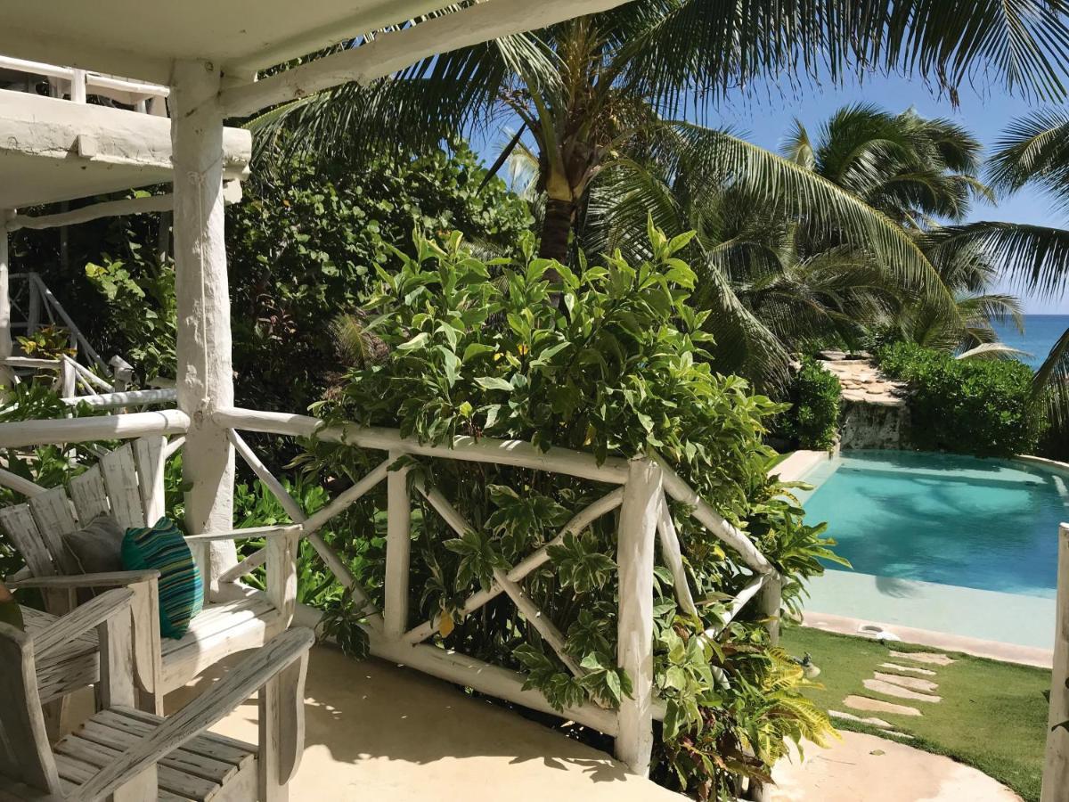 Quarto com Cama King-size e Vista da Piscina