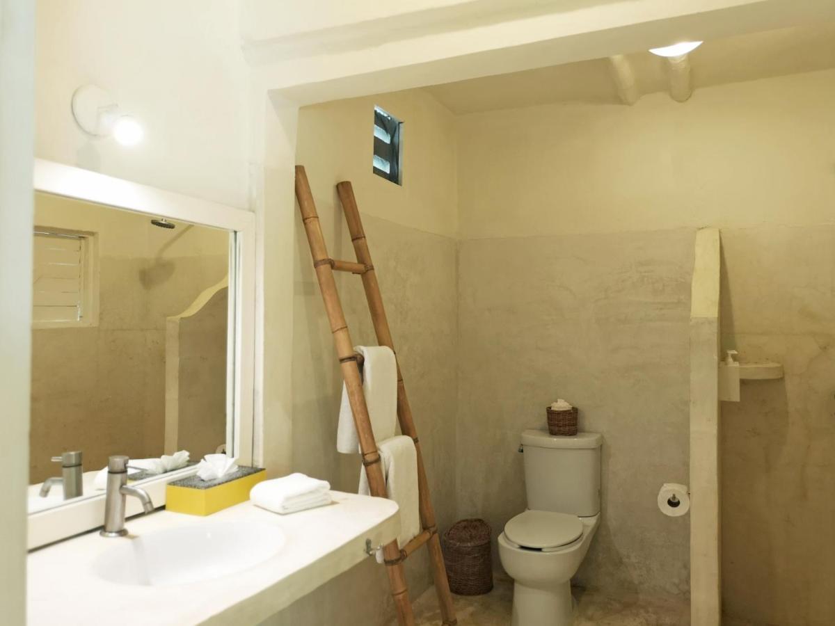 Quarto com Cama King-size e Vista do Jardim