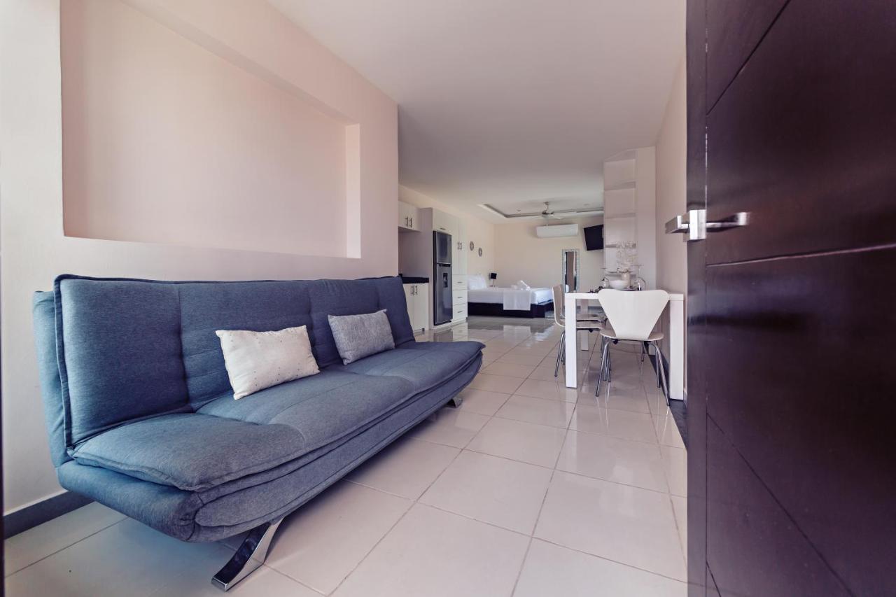 Estudio con cama extragrande y sofá cama