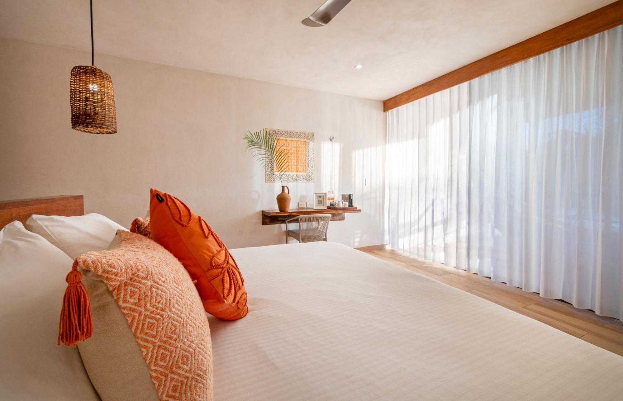 Habitación Doble Deluxe con balcón y vistas al mar
