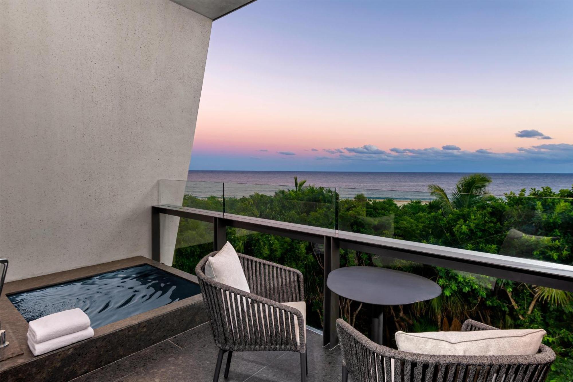 Quarto Queen com 2 Camas Queen-size e Vista do Mar