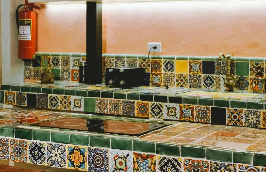 Hiphipstay - The Colonial-1