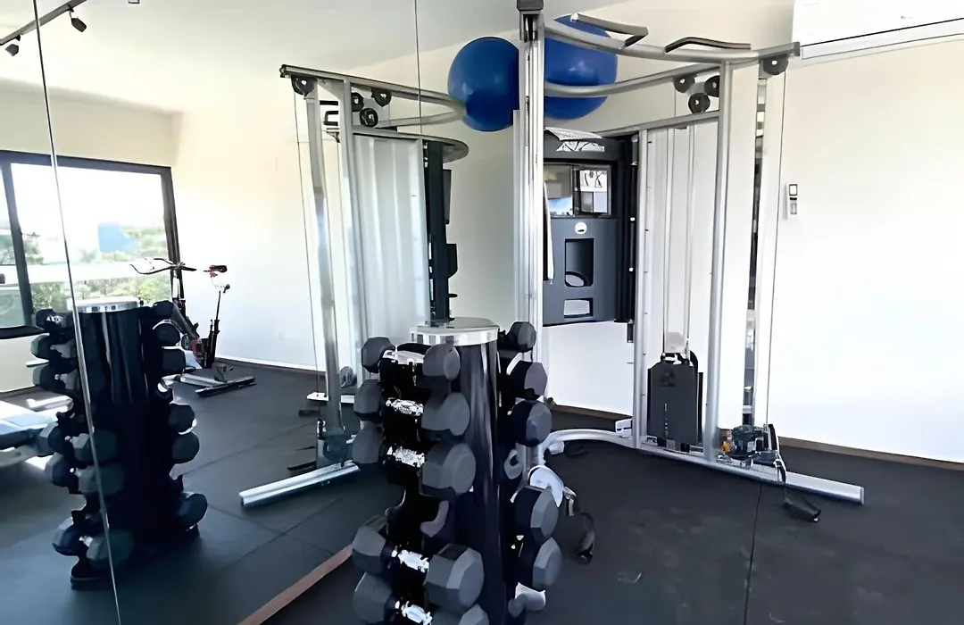 Exclusive Building Infinity Pool And Gym Restaurants And Bar District Nearby-1