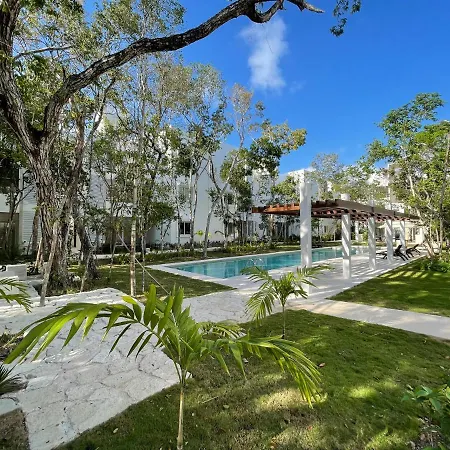 Magnificent Stylish Apartment Charming Private Terrace Wonderful Community Pool Amenities-3