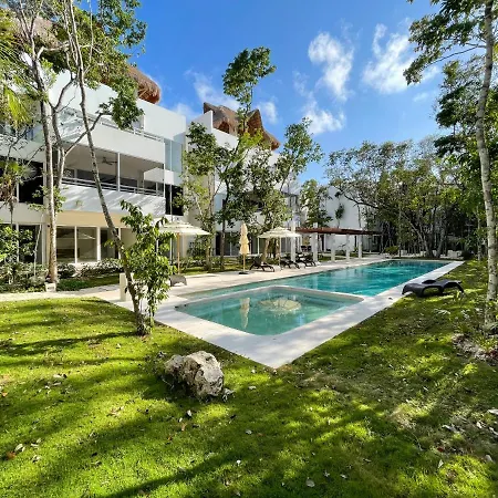 Magnificent Stylish Apartment Charming Private Terrace Wonderful Community Pool Amenities-2
