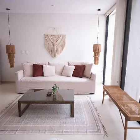 Luxury Sunny Villa - Fast Wifi & Great Location-2