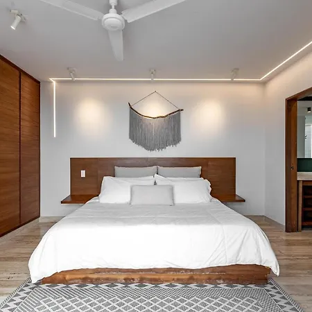 407 Stunning Penthouse Apartment For 2-3