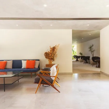 Chic Studio With Swim-Up Pool Access-2
