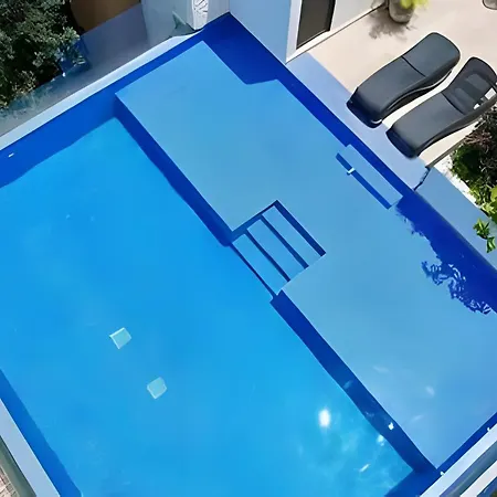 Exclusive Building Infinity Pool And Gym Restaurants And Bar District Nearby-2