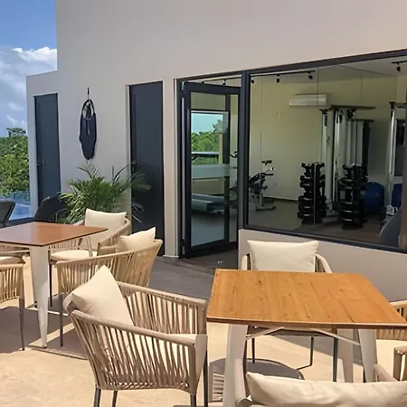 Exclusive Building Infinity Pool And Gym Restaurants And Bar District Nearby-3