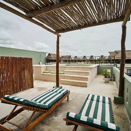 Delightful And Romantic Rooftop Cabin & Pool-2